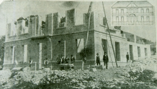 Arbo,1925. Construción da “Escuela Modelo”, institución escolar que promoveu a Sociedade Hijos de Arbo desde Arxentina, inaugurado en 1930