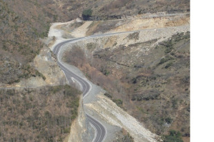 Val tapado e destruído por multitude de entulleiras e taludes demasiado altos