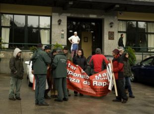 Mentre uns ían no monte, outros concentráronse fronte a casa de xantar onde comeron os cazadores / Foto: matarpormatarnon.org