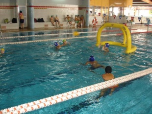 Outra imaxe, xogando ao waterpolo