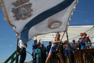 Os de Tirán coa bandeira de Moaña, gañada a fin de semana pasada