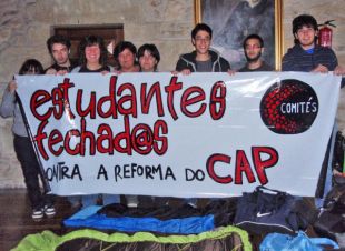 Alunos pechados en Compostela (clic para ampliar)