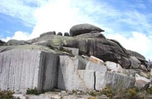 Máis unha imaxe dos penedos, coa marca da desfeita feita polas máquinas da canteira no 97 / Imaxe: Seminario de Estudos Comarcais da Costa da Morte