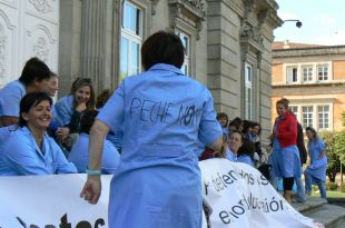 As operarias esperaron no exterior do edificio a seren recibidas / Foto: Zélia Garcia (clique para ampliar)