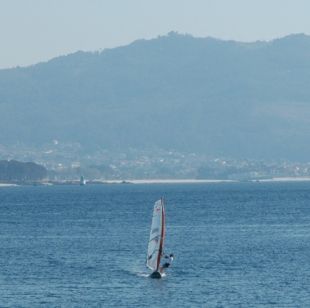 Lara Lagoa preparando o campionato europeo na ría de Vigo (clic para ampliar)