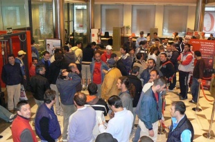 Á primeira hora do venres, os manifestantes ocuparon varias sucursais bancarias