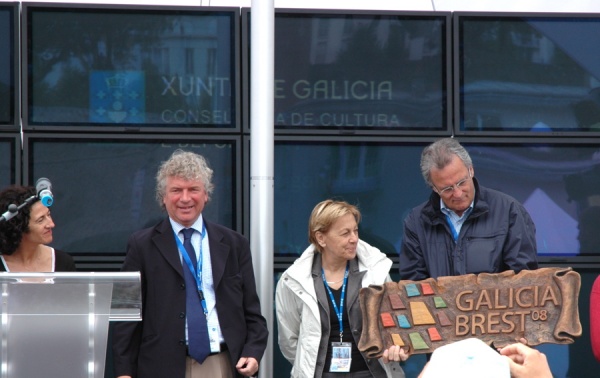 Entrega á organización de Brest da "táboa recordatoria do noso paso pola festa"